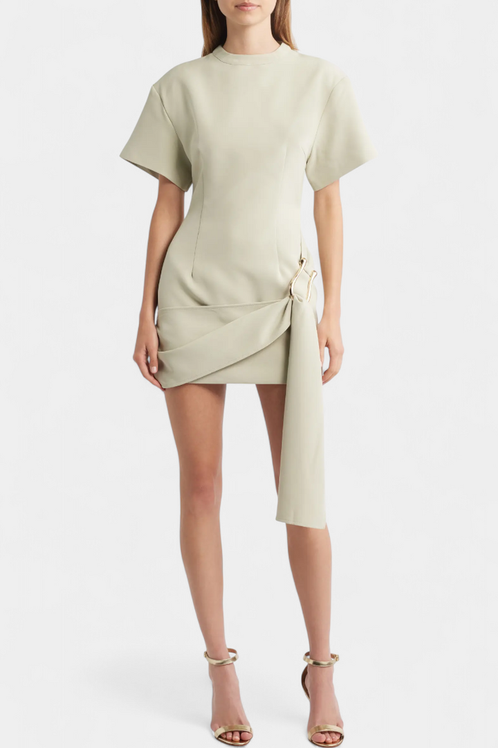 Vestido Mini Coraline con Cintura Drapada y Hebilla Dorada