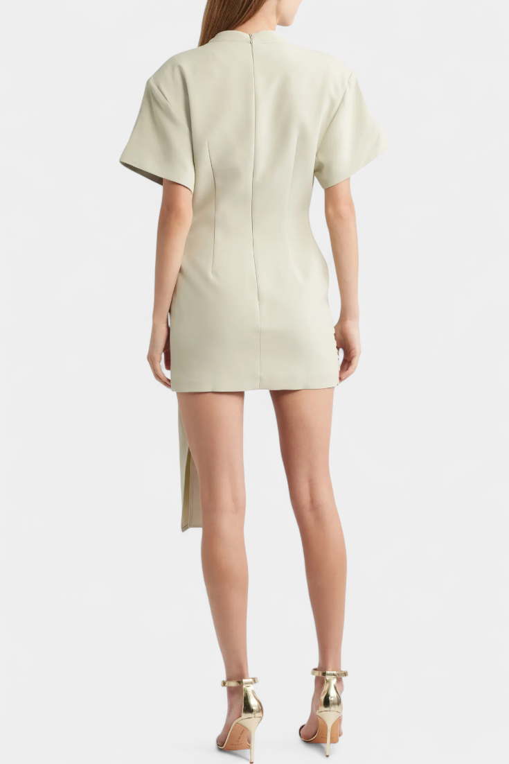 Vestido Mini Coraline con Cintura Drapada y Hebilla Dorada